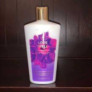 Victoria’s Secret Love Spell hydrating body Lotion